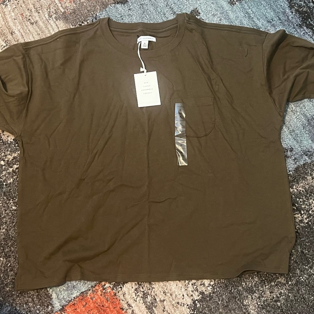 Brand new free assembly long sleeved semi crop shirt material is soft